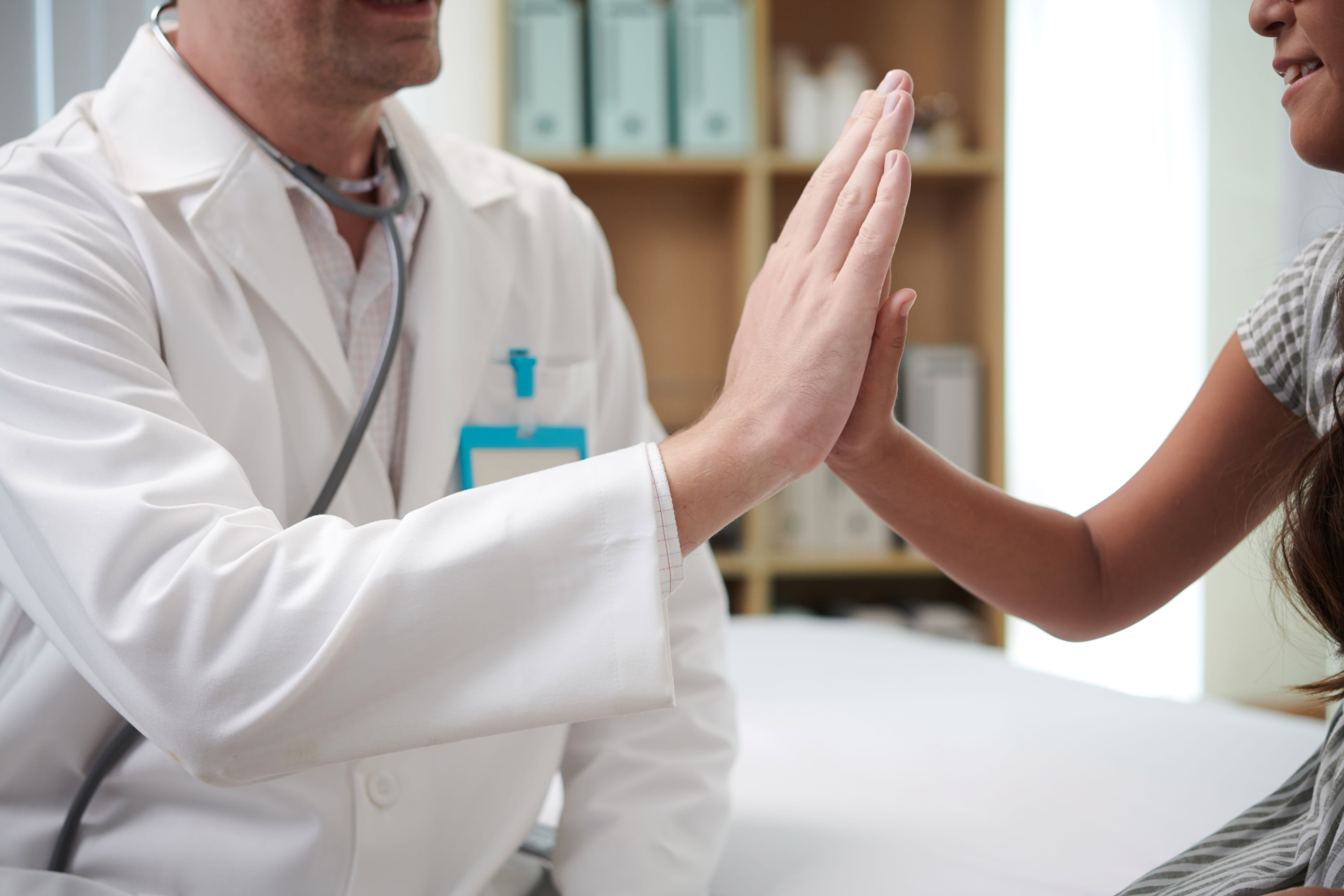 girl-giving-high-five-to-pediatrician-2023-11-27-05-21-15-utc_mhtsng-9AyMYn