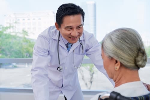 doctor-talking-to-patient-2025-01-31-00-46-01-utc_kxl5wh-lSMoUe