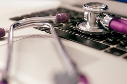 close-up-of-laptop-keyboard-and-phonendoscope-medi-2025-01-09-03-23-32-utc_scb1do-Yt4vCy