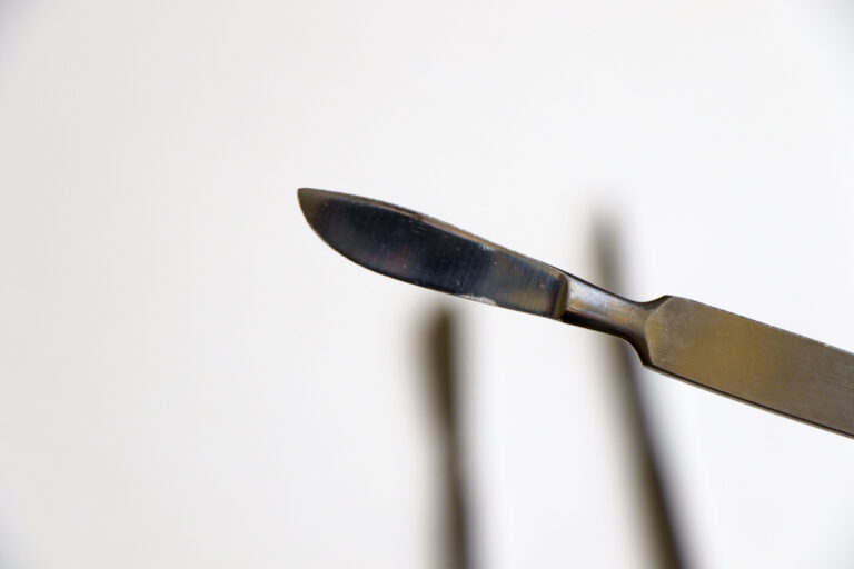 surgery-blade-on-sterile-white-background-2025-02-03-14-02-30-utc_rwxwsj-bUfd2R