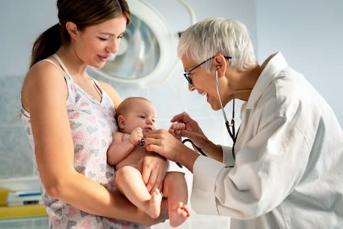 pediatrician-doctor-examines-baby-healthcare-peo-2025-03-17-12-57-52-utc_bd9gas-Yy9Nzh