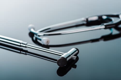 selective-focus-of-reflex-hammer-and-stethoscope-o-2026-01-06-00-37-25-utc_n27d4a-eiwEEe