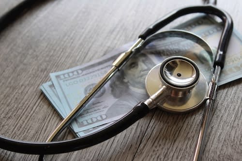 stethoscope-and-money-on-wooden-table-2026-03-10-00-00-44-utc_1_wonsvj-67ruHp