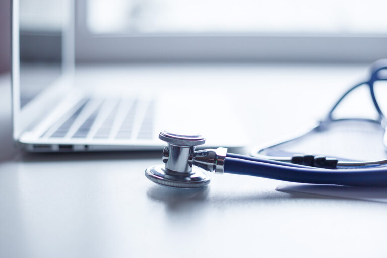stethoscope-and-laptop-on-doctor-working-desk-2026-01-08-05-16-38-utc_ogrczv-qfTeKK
